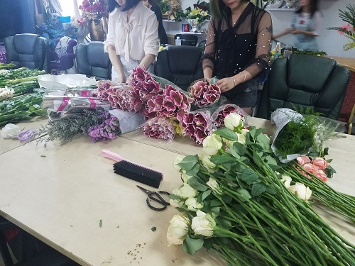 35歲零基礎(chǔ)學(xué)花藝師是到花店當(dāng)學(xué)徒還是去花藝學(xué)校學(xué)好？